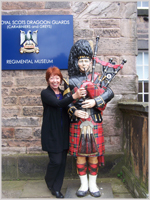 Glynis with a piper at Edinburgh castle