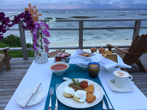 Al fresco dawn breakfast at Shangri-La's Villingili Resort & Spa, Maldives © Peter Ellegard