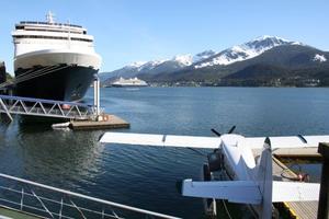 Float plane and MS Statendam in Juneau