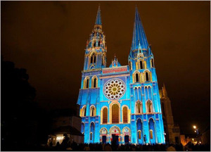 Chartres en Lumieres Portail Royal la Cathedrale Bleue - Copyrights Spectaculaires les Allumeurs d'images - Photo: M Anglada