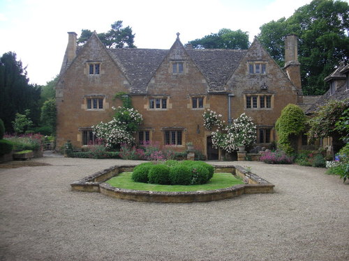 Ilmington Manor by AJD / Ilmington Manor via Wikimedia Commons