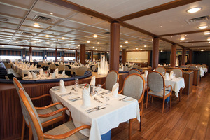 Saga Pearl II dining room