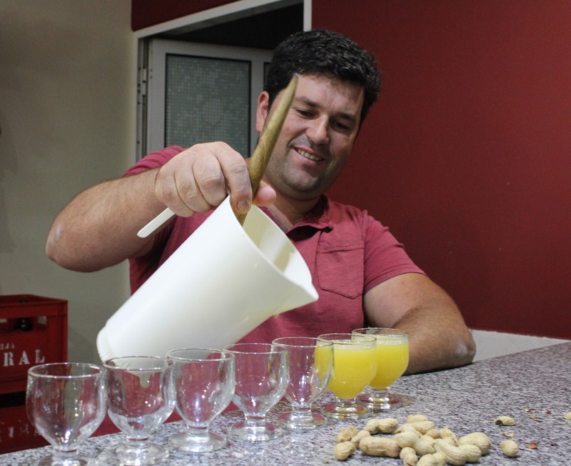 Pouring the poncha
