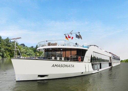 AmaSonata glides along the Danube
