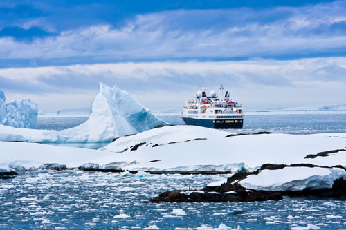 iStock-148329826---cruise-ship-in-the-Antarctic---web