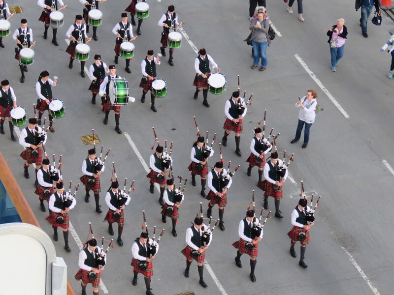 Pipers in Glasgow farewell