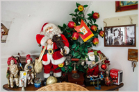 Santas and souvenirs in a “typical house” in Santana