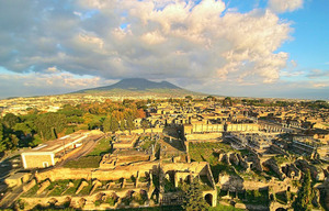Ruins of Pompeii with Vesuvius in the background. By ElfQrin Commons Wikimedia