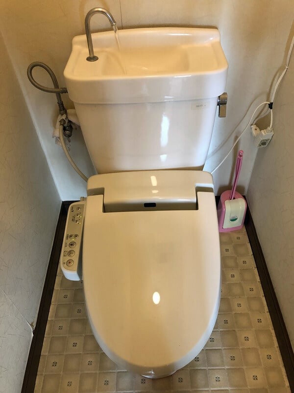 Toilet with integral washbasin