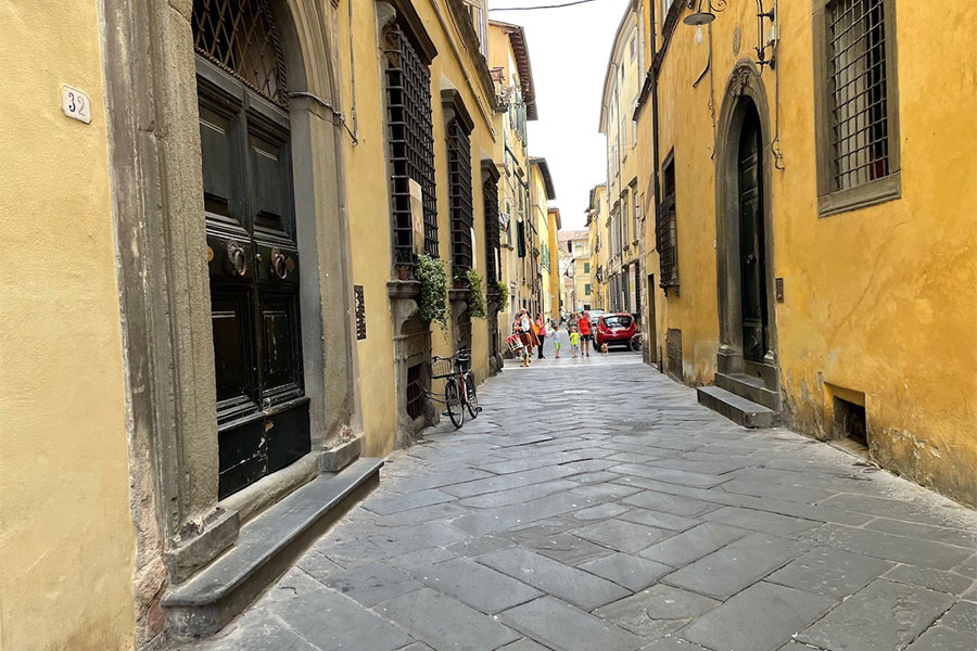 The narrow streets of Lucca - perfect for a heatwave