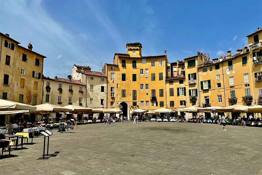 Piazza Anfiteatro (Lucca)