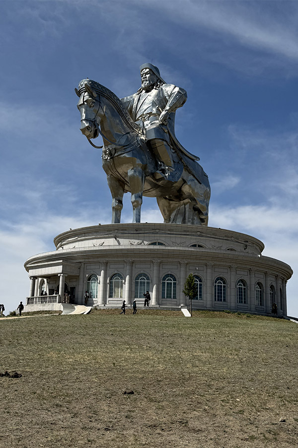 Chinggis Khaan statue