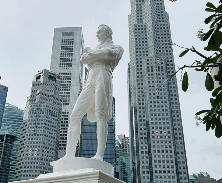 Raffles statue