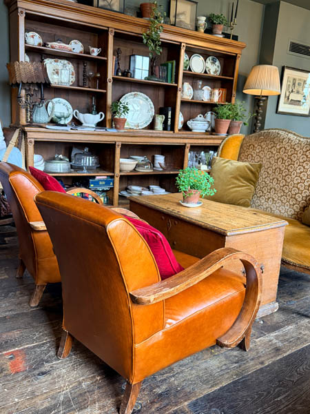 So inviting: THE PIG-in the wall