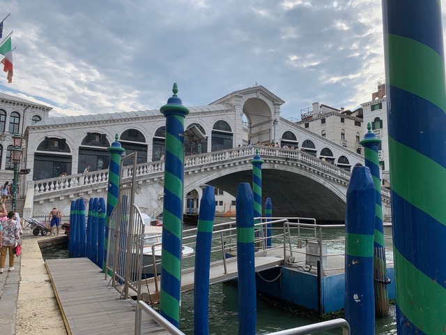 Rialto Bridge (Ponte di Rialto) spanning the Grand Canal in Venice, Italy