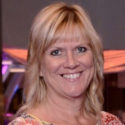 Julie-Crumpton-meet-team-768x691