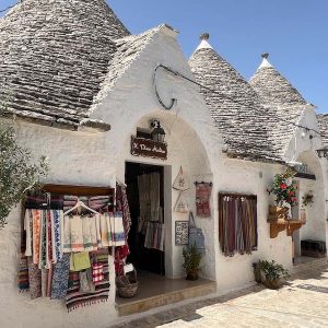 article BW Italy Alberobello street © B.Watts